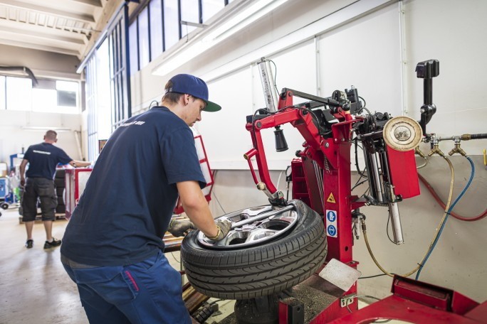 Ausbildung zum Kraftfahrzeugmechatroniker - Schwerpunkt Personenkraftwagentechnik (m/w/d), 1. Bild